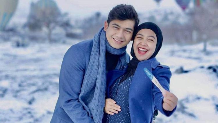 Ria Ricis bersama suami mengumumkan kehamilan anak pertama.