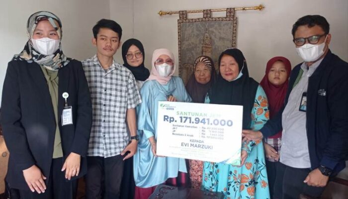 Irawati Meuraksa Serahkan Santunan BPJS-TK