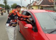 PAC Pemuda Pancasila Lubuk Basung Bagikan Takjil Pada Pengendara