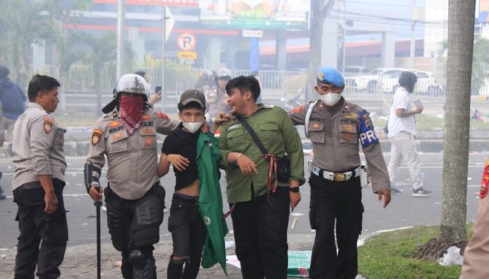 Polisi Amankan Sejumlah Mahasiswa Unjuk Rasa di Gedung DPRD Sumbar
