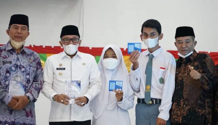 Tamat Sekolah, Lulusan MAN 2 Batusangkar Langsung Dapat KTP Elektronik