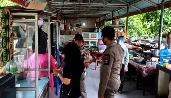 Buka Siang Hari, Satpol PP Tegur Pemilik Warung Nasi di GOR H Agus Salim  Padang