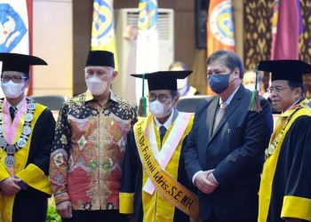 Fahmi Idris Diangkat Sebagai Profesor Kehormatan oleh UNP