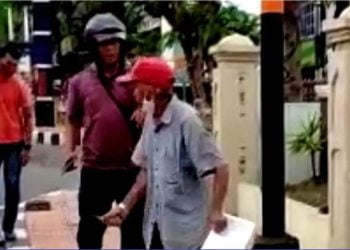 Pak Ogah Tantang Satpol PP Padang  dengan Senjata Tajam