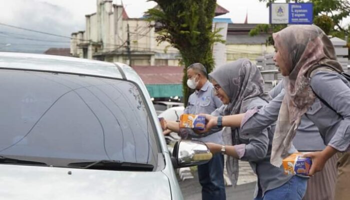 Bank Nagari Bagikan 300 Paket Pabukoan di Padang Panjang