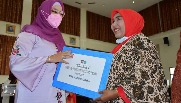 Tujuh “Kartini” di Padang Terima Penghargaan
