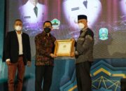 Gubernur Sumbar Terima Anugerah Adinata Syariah 2022