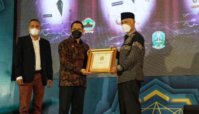 Gubernur Sumbar Terima Anugerah Adinata Syariah 2022