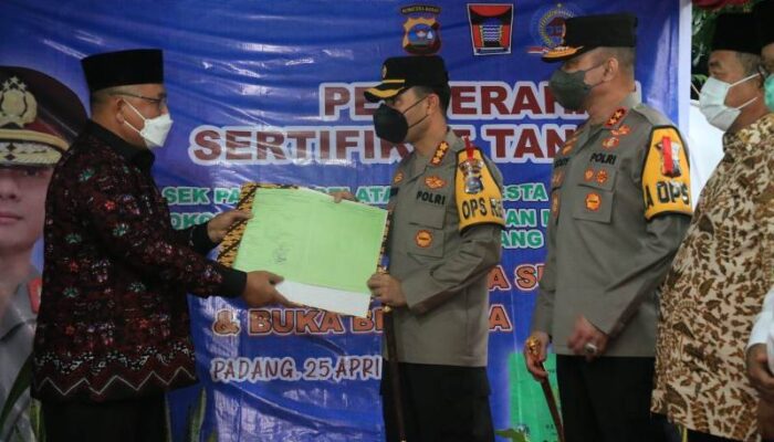 Kapolda Sumbar Hadiri Penyerahan Hibah Tanah Pembangunan Polsek Padang Selatan