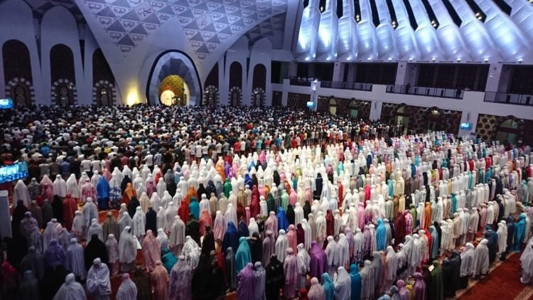 Jemaah Tarawih Masjid Raya Sumatera Barat
