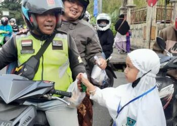 Menakjubkan! Murid RAA Thawalib Padang Panjang Berbagi Takjil kepada Masyarakat