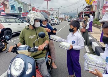 Semarak Ramadhan di MIUT Thawalib Padang Panjang Diakhiri Kegiatan Berbagi Takjil