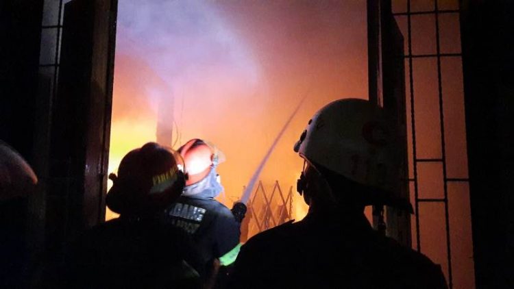 Kebakaran di perumahan