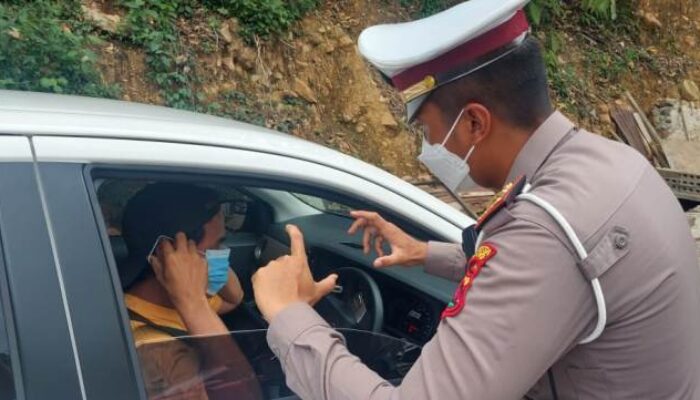 BM Satlantas Polresta Padang Ingatkan Pengendara Pakai Masker