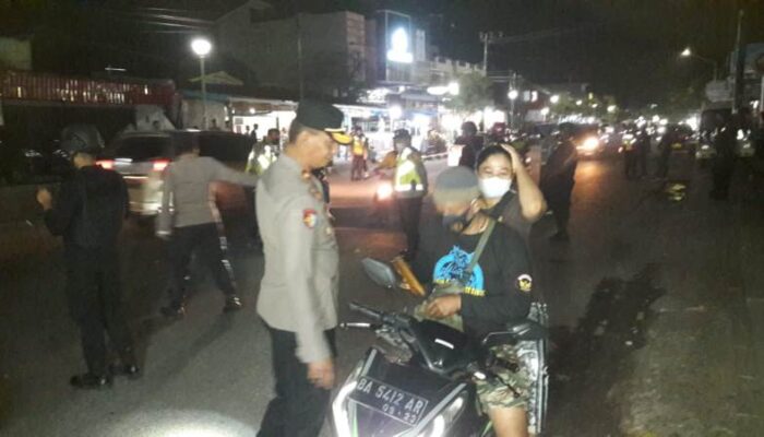 Wow! Mahasiswa Bawa Samurai di dalam Mobil