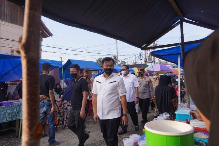 Tinjau pasar