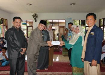 wabup sijunjung serahkan bantuan