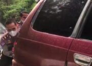 Viral, Personel Ditlantas Polda Sumbar Dorong Minibus