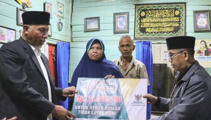 Sahur di Rumah Warga Tak Layak Huni, Gubernur Sumbar dan Rombongan Terharu