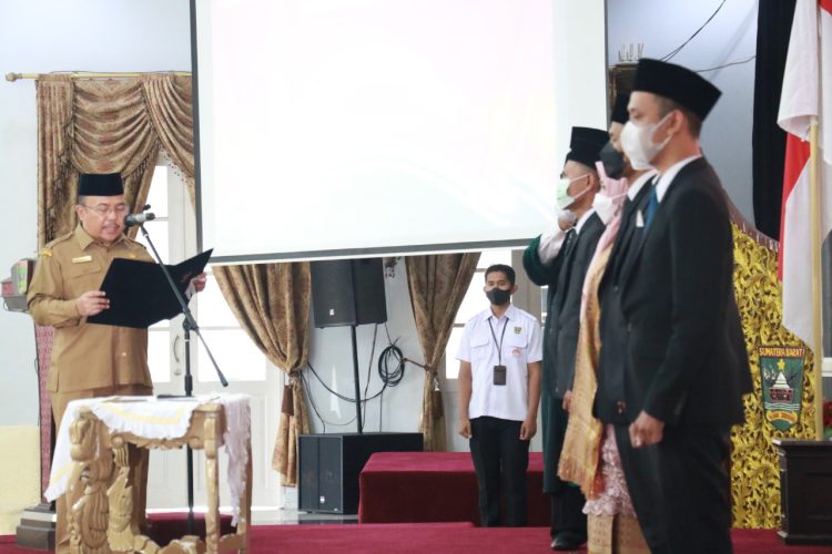 Sekretaris Daerah Provinsi Sumbar, Hansastri atas nama Gubernur melantik 7 komioner KPID Sumbar periode 2022-2025 di Auditorium Gubernuran, Selasa (05/04/22).