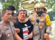 Wajah Ade Armando Babak Belur saat Aksi Demo Mahasiswa di Gedung DPR RI