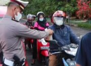 Satlantas Polresta Padang Bagi-Bagi Takjil