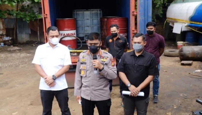 Solar Dijadikan Dexlite, Polisi Grebek Gudang Pengoplos BBM di Pekanbaru