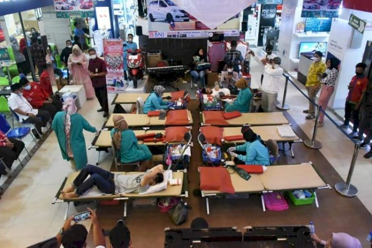 Pelaksanaan donor darah yang digelar PMI Padang kerjasama dengan SJS Plaza Padang.