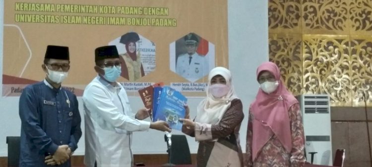 Walikota Padang bersama Rektor UIN-IB beserta jajaran masing-masing.