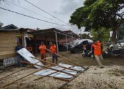 Diterjang Angin, Relawan PKS Dharmasraya Bersihkan Puing Bangunan