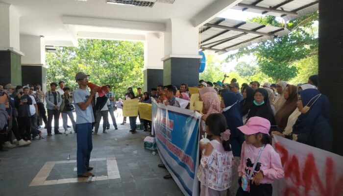 Soal Batas Tanah, Warga Padang Pariaman Demo ke Kantor Bupati