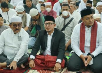 Shalat Ied Ramai di Lapangan Gumarang, Bupati Eka Putra Minta Dukungan Perantau Bangun Tanah Datar
