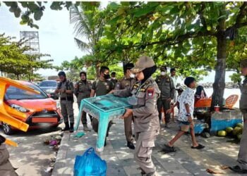 Libur Lebaran Usai, Satpol PP Padang Sapu Bersih Lapak PKL di Pantai Padang
