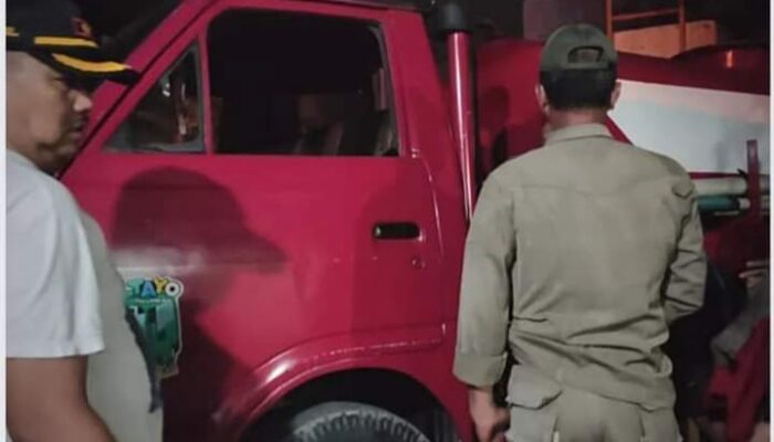 Ada-ada Saja! Gegara Parkir di Atas Jembatan, Pemilik Truk Sedot WC Ini Berurusan dengan Penegak Perda