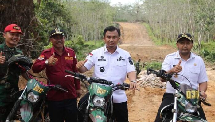 TNI Manunggal Membangun Desa Buka Jalan Baru 10 Km di Dharmasraya