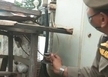 Rawan Disalahgunakan, PLN Bersama Pol PP  Putus Sambungan Listrik di Pantai Padang