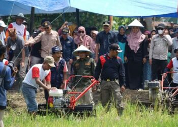 Bantu Warganya Mesin Bajak Gratis, Bupati Eka Putra: Jangan Berurusan Lagi dengan Rentenir!