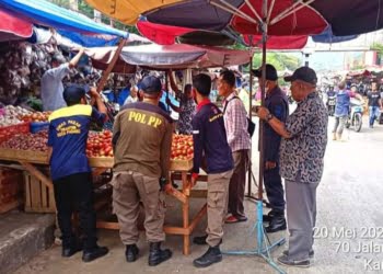 Satpol PP Bersama Disperindag Terus Jaga Ketertiban Pasar Raya Padang