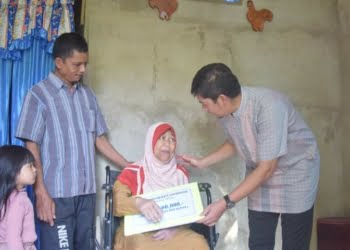 Duduk di Kursi Roda, Martina Wati Terharu Dibezuk Walikota Sawahlunto Deri Asta