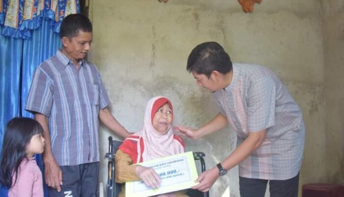 Duduk di Kursi Roda, Martina Wati Terharu Dibezuk Walikota Sawahlunto Deri Asta