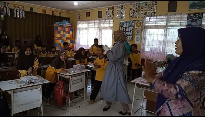 74 Siswa SD Kebun Sikolos Padang Panjang Diimunisasi Campak dan Rubella