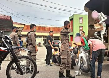 Lagi, Pol PP Padang Tangkap Manusia Silver yang Beraksi di Perempatan Lampu Merah