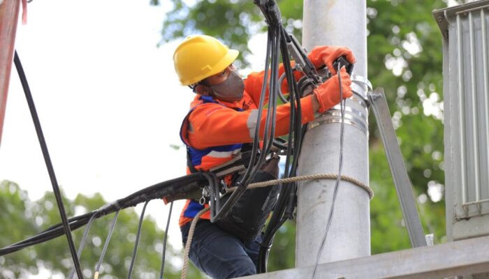Gerak Cepat Petugas PLN, Suplai Listrik ke 27.458 Pelanggan Terdampak Badai di Pasaman dan Pasaman Barat Kembali Normal