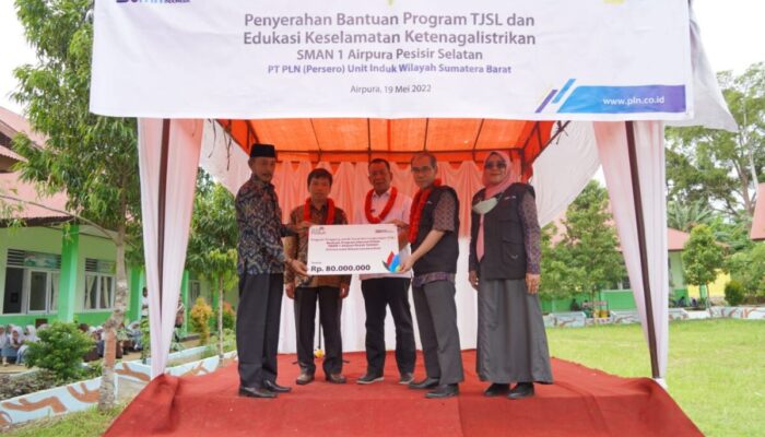 SMA 1 Air Pura Pesisir Selatan dapat Hadiah Internet Pintar dari PLN saat Hardiknas