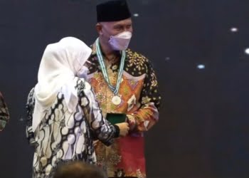 Dinilai Sukses Membina K3, Gubernur Mahyeldi dapat Reward dari Menaker RI