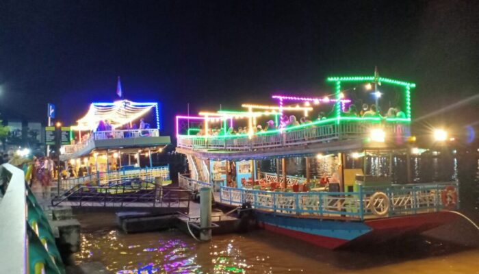 Keren..! PLN Bikin Kawasan Wisata Waterfront Kapuas Indah di Malam Hari, UMKM Menggeliat