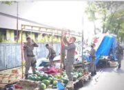 Ganggu Trantibum, Satpol PP Padang Bongkar Lapak PKL di Trotoar Jalan Umum