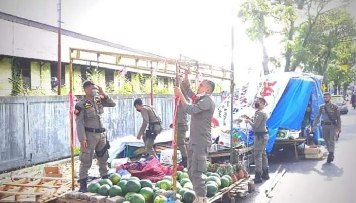 Ganggu Trantibum, Satpol PP Padang Bongkar Lapak PKL di Trotoar Jalan Umum