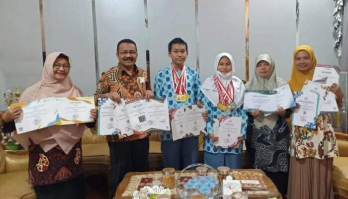 Dua Kakak Beradik Siswa MAN 2 Padang Raih 9 Medali