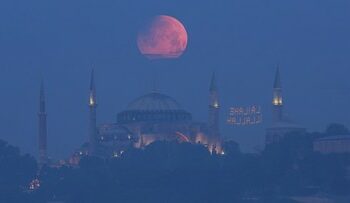 Indahnya Cahaya Bulan Memerah di Florida Hingga Afrika